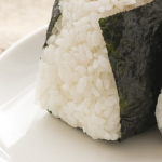 【今日の短歌】鮭の死を米で包んでまたさらに海苔で包んだあれが食べたい　(木下龍也)