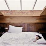 【今日の短歌】「眠れてますか」「はい」これまでもこれからも眠りはながく私を守る　(小島なお)